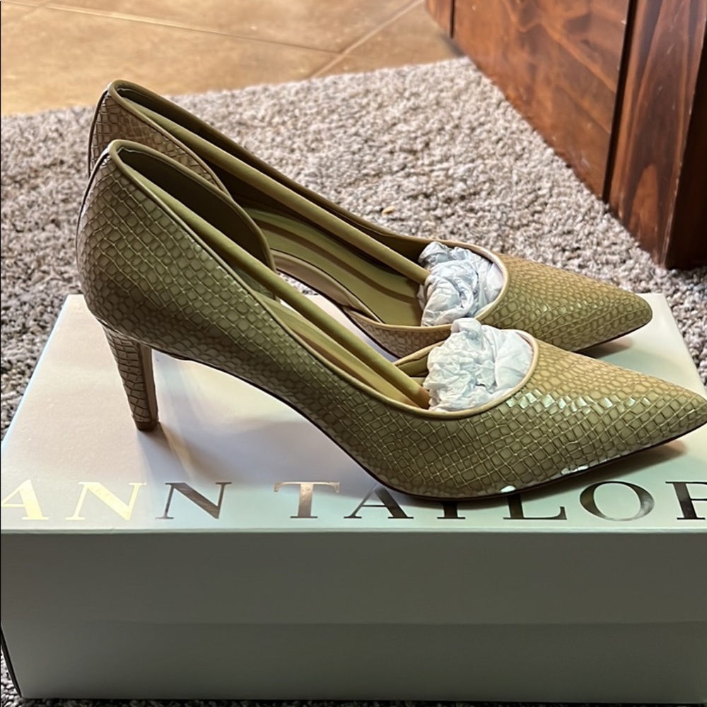 Ann Taylor Loft Snakeskin heels size 6.5